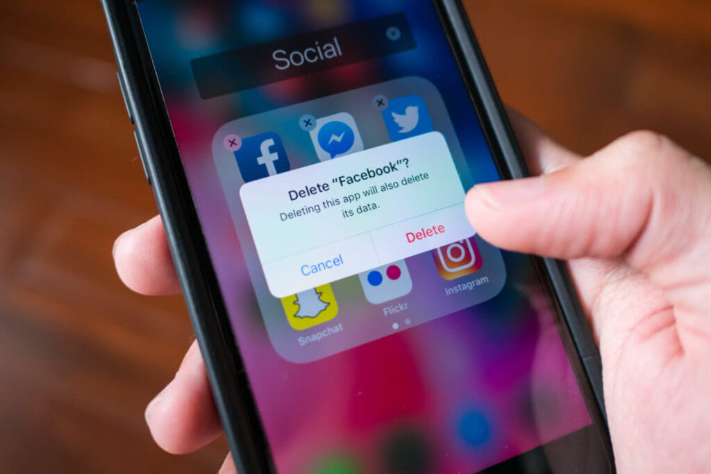delete facebook on smartphone